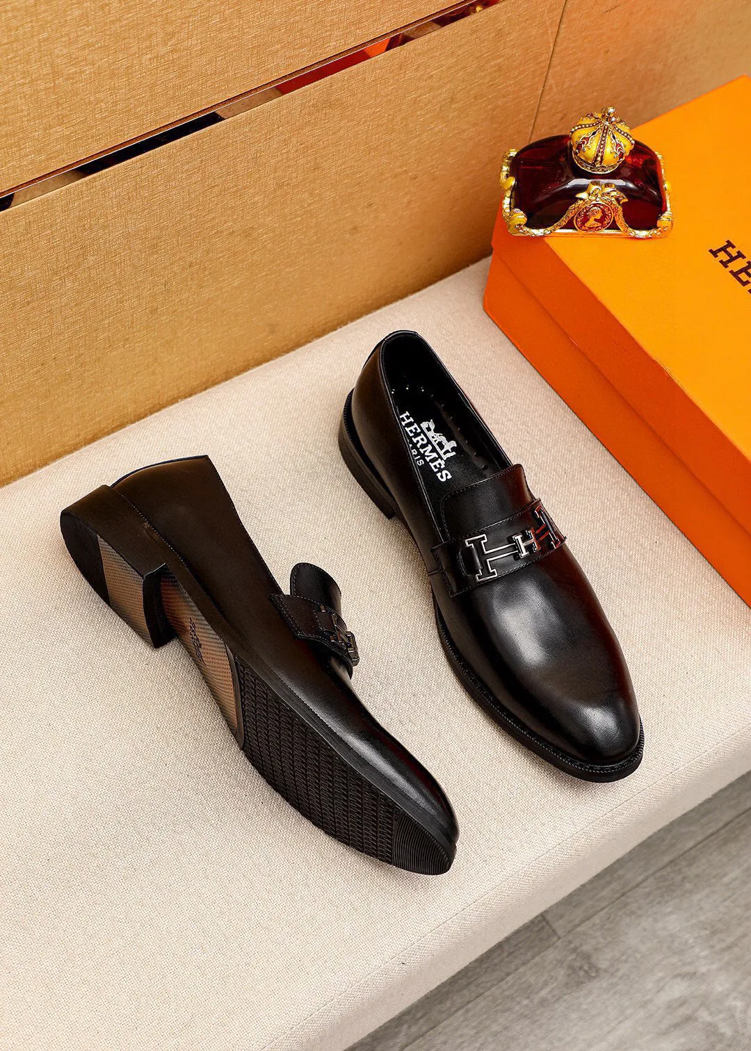 Men's shoes 💰460 💐 Product trademark: HERMES "Hermès" casual leather shoes Regular size: 38-44 (45🉑️customized) Product materials: Selected imported first-layer open-edge beaded cowhide upper, imported water-dyed 🐂 cowhide lining. Strong three-dimensional visual effect, combined outsole Color: 2⃣️colors available